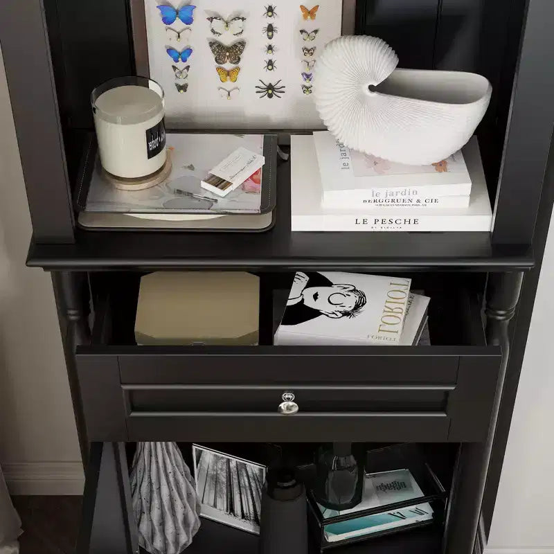 Set aus hohen Aufbewahrungsschränken, Vitrine neben dem Kamin