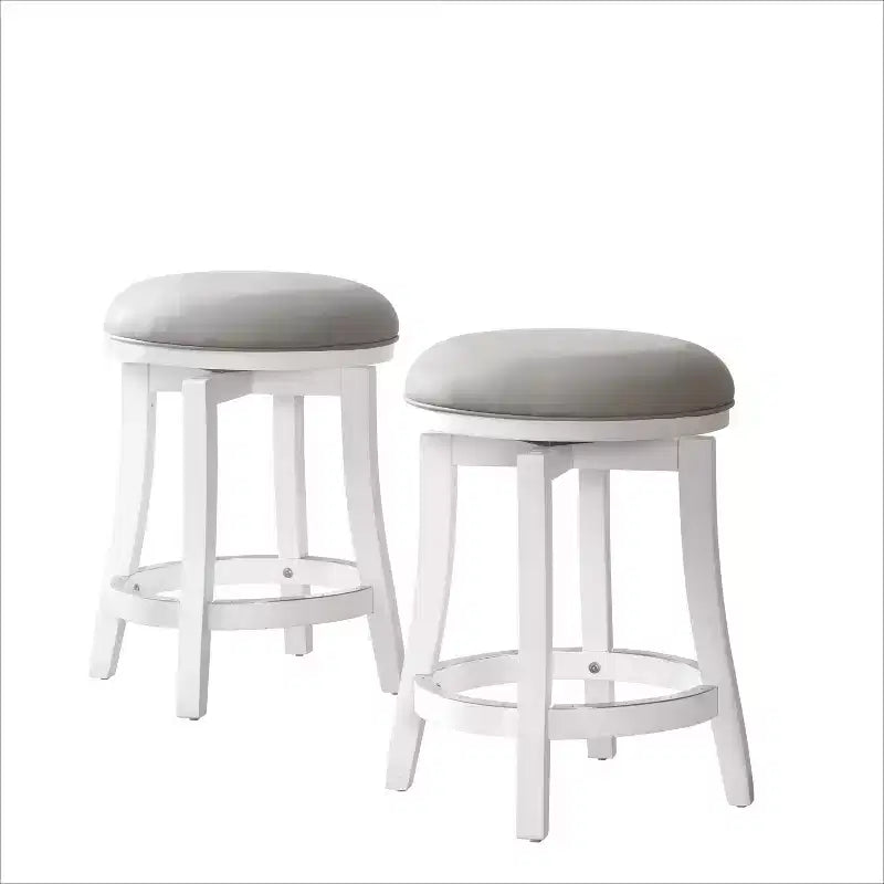 Set aus zwei Barhockern im klassischen Stil